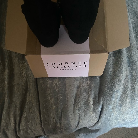 Slightly used black suede shoe - Picture 3 of 4